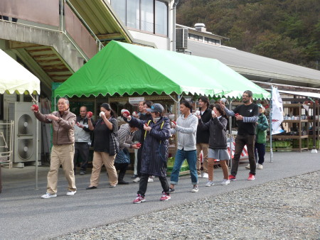 工場マルシェ　皿踊り
